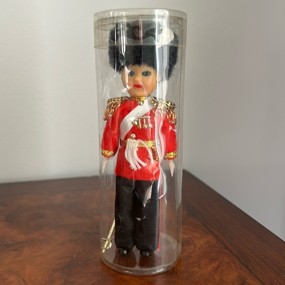 🔥🔥Vintage Collectable United Kingdom Royal Guard Souvenir. 6-1/2"